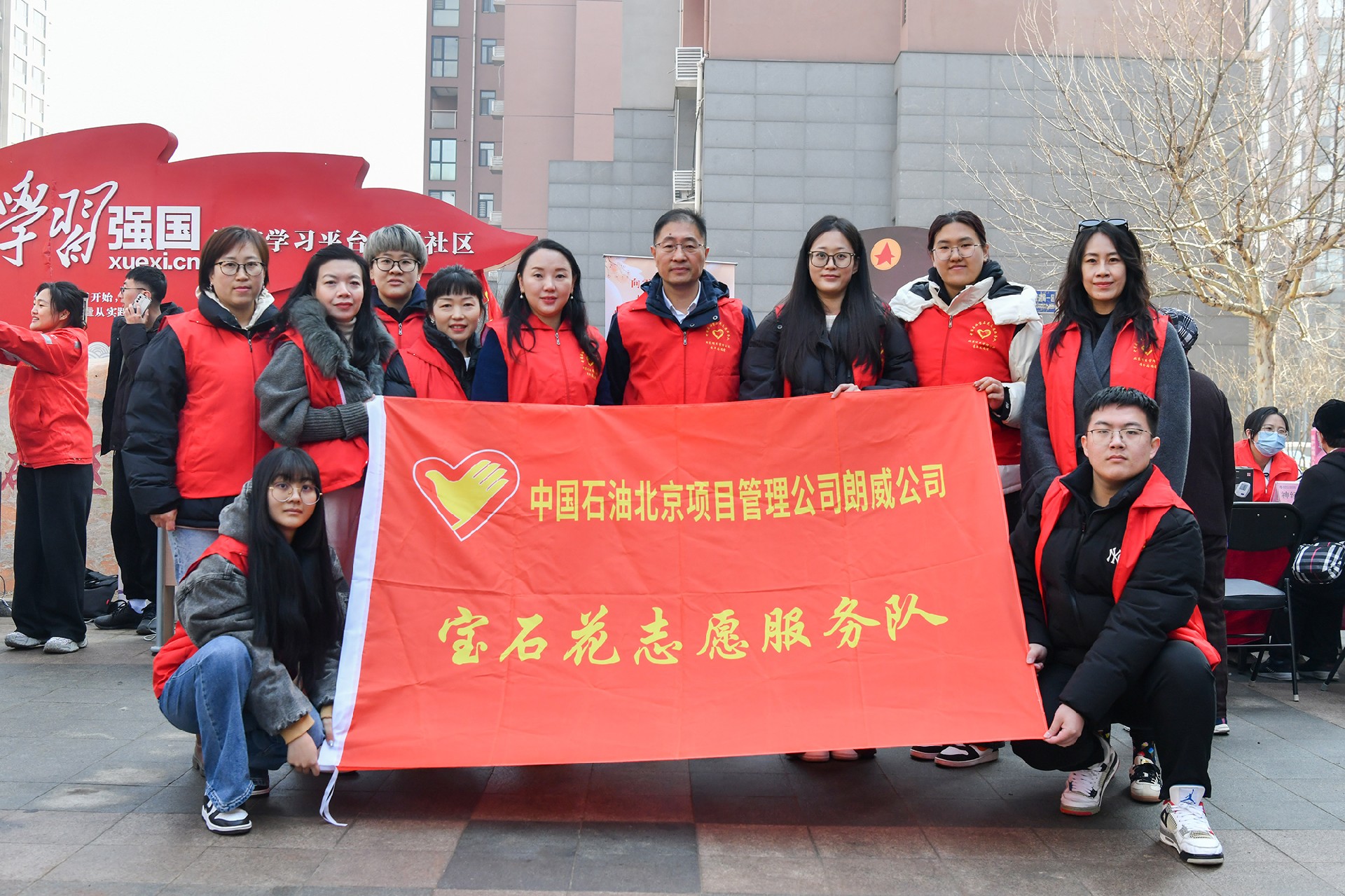 公司開展“志愿服務進社區(qū)，文明共創(chuàng)暖人心”志愿服務活動